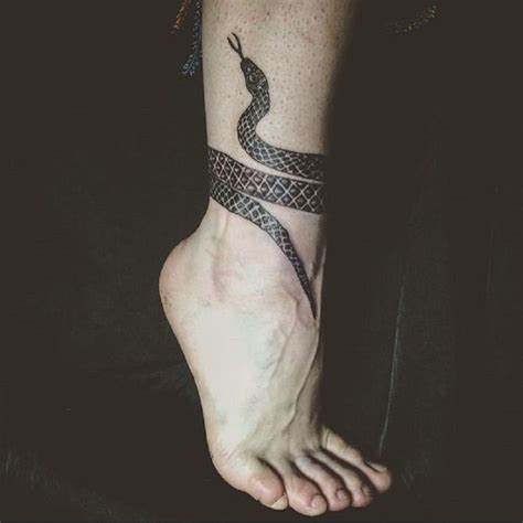 Serpiente en pierna tatuaje